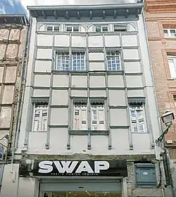 no&nbsp;19 : façade de l'hôtel de Brucelles.