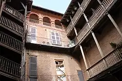 Astorg : galeries en bois dans la cour.