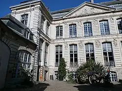 Photo en couleurs de la façade de l'Hôtel.