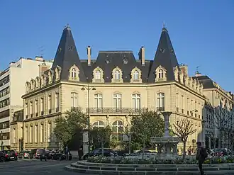 Hôtel de Clermont-Tonnerre, au croisement avec la place.