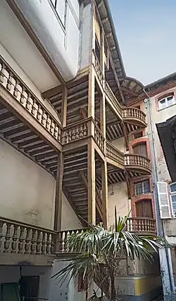 no&nbsp;22 : escalier de la cour intérieure.