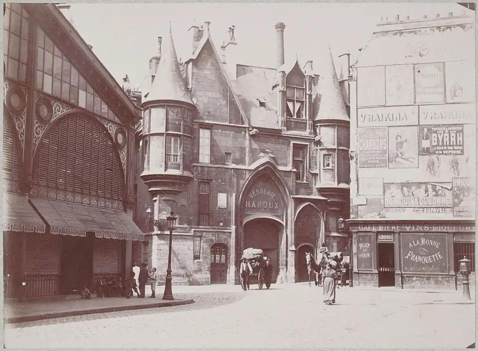 Vue du marché le long de la rue de l'Ave-Maria, avec au fond l'hôtel de Sens.