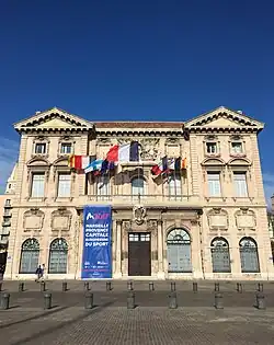 Le drapeau de Marseille, avec les drapeaux français, européen et provençal, sur la façade de l'Hôtel de ville.
