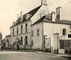 Cette ancienne carte postale représente l'ancien hôtel de ville, place des déportés.