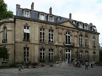 Façade sur cour de l'hôtel de Villeroy en 2007.