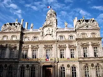 Jeu d'ombre et de lumière depuis la façade ouest.