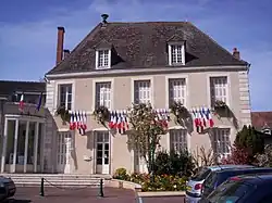 Drapeaux tricolores sur la façade de l'hôtel de ville de Montmorillon (France).
