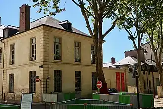 Façade extérieure sur l'avenue de Paris.