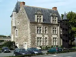  Photographie d'un hôtel particulier, isolé, avec un parking au pied de l'édifice.