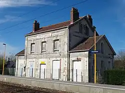 Ancien bâtiment voyageurs, fermé, vu du côté voies