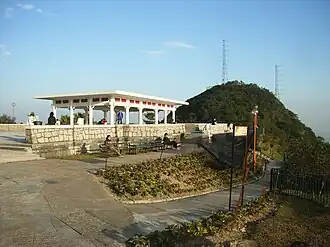 Vue du sommet coiffé d'antennes radio.