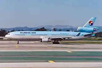 HL7373, le McDonnell Douglas MD-11 impliqué dans l'accident, alors opérant comme avion de ligne, ici à l'aéroport international de Los Angeles en mars 1994.
