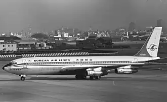 HL7429, le Boeing 707-321B de Korean Air Lines impliqué, ici à l'Aéroport international d'Osaka en août 1977.