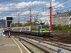 La 2727 en queue d'une rame réversible de voitures M4 (IC Binche - Turnhout).