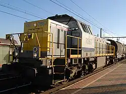 Train de marchandises remorqué par la 7870.