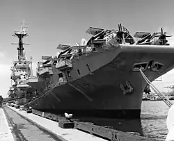 Le HMAS&nbsp;Melbourne en 1958 avec des Fairey Gannet des forces aériennes de la marine australienne sur le pont ailes repliés.