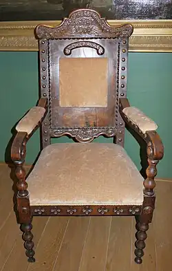 Photographie d'une chaise construite à partir de bois récupéré du Temeraire.