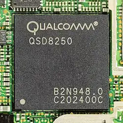 Photographie du processeur de couleur noire portant l'inscription en blanc Qualcomm QSD8250.