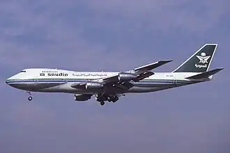 Le Boeing 747-168B impliqué dans l'accident (HZ-AIH), ici à l'aéroport de Londres-Heathrow en mars 1986.