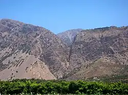 Vue distante de la gorge avec les sites de Katalimata (au centre) et de Chalasmenos (à droite).