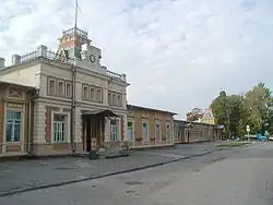 Le bâtiment principal côté rue