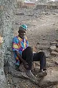 Vieil homme au pied d'un baobab