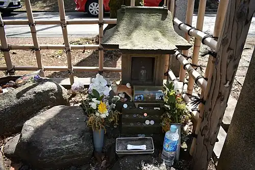 La tombe d'Hachikō au cimetière d'Aoyama.