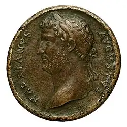 Médaillon d'Hadrien (r. 117-138), face vers la gauche. Bronze, D. 38&nbsp;mm. Rome, 125-132 EC. BNF