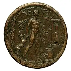 Revers. À gauche, un arbre ; Sylvanus traîne un bélier de la main droite et vers la droite. Il tient le pedum de la gauche. À droite, un temple et un autel allumé.