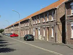 Habitations groupées par deux, en face de la fosse.