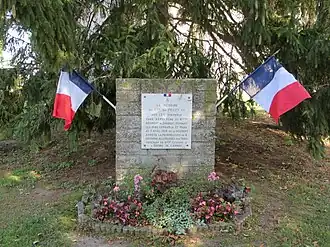 Stèle à la mémoire du commandement du Peuty et de ses hommes.