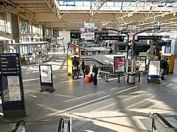 Hall voyageurs de la gare de Rennes au-dessus des voies.