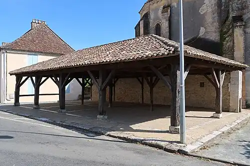 La halle de Saint-Méard-de-Gurçon.