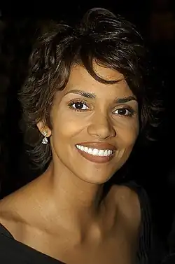 Halle Berry, première personnalité afro-américaine à remporter un oscar pour meilleure actrice pour son rôle dans À l'ombre de la haine en 2002.