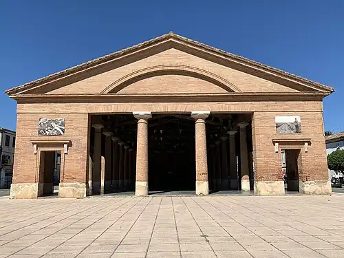 Façade et esplanade.