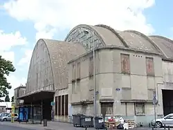 La rue arrivant devant les halles.