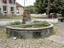 Fontaine devant la mairie.