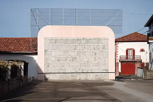 Le fronton place libre.