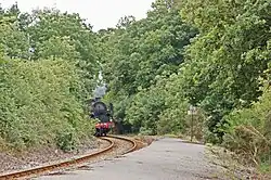 Le train touristique à vapeur près de la halte de Frynaudour.