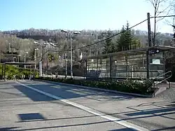 Vue de la halte depuis le parking.