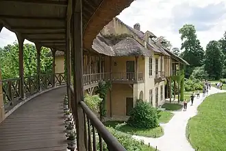 Galerie extérieure et Maison de la Reine.