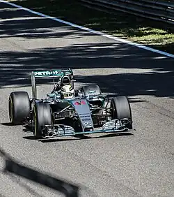 Photo d'une monoplace grise en course.