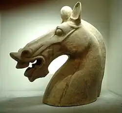 Tête de cheval, terre cuite. Han Orientaux Ier – IIe&nbsp;siècle apr. J.-C., musée Guimet.