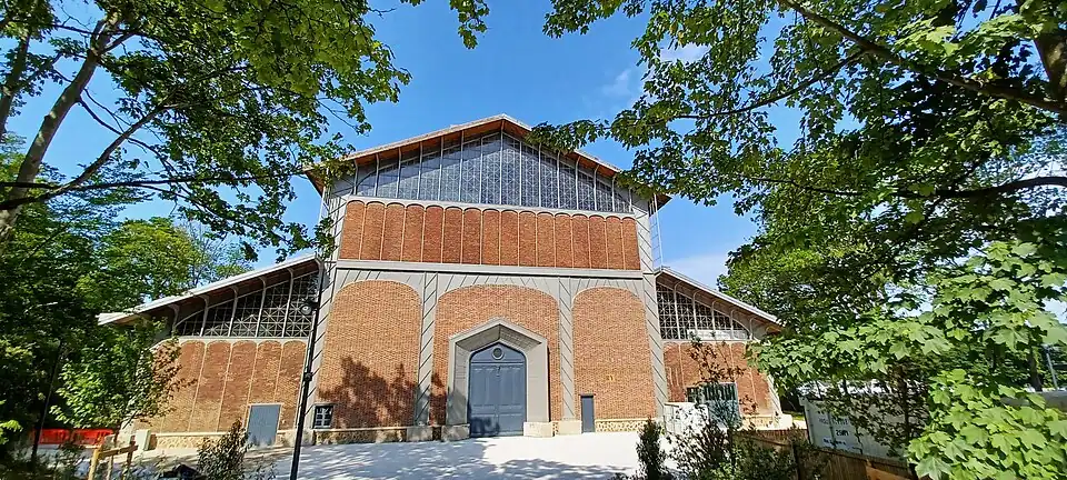 Vue de l'arrière du bâtiment.