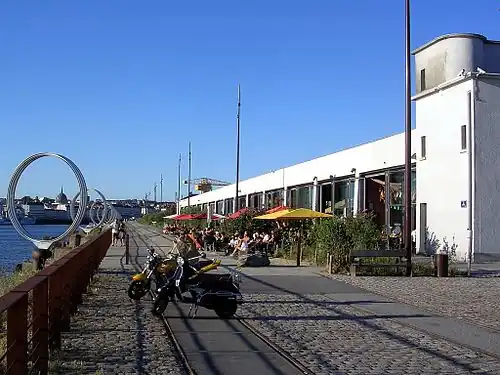 Les Anneaux de Buren et le Hangar à bananes sur le quai des Antilles.