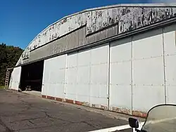 Grand hangar datant de l'occupation allemande.