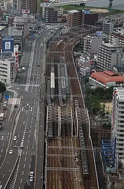 Photographie sur-élevée montrant les lignes Hankyu