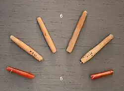 Perles en cornaline destinées aux élites, et imitations en terre cuite peintes en rouge, destinées à une population moins aisée. Mohenjo-daro, British Museum.