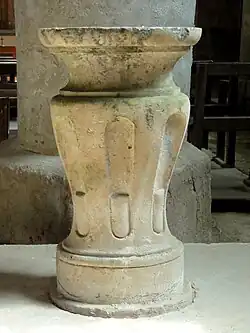 Les fonts baptismaux.