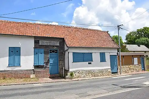 Hardivillers, « maison du Serger » typique de l'habitat traditionnel du Beauvaisis.